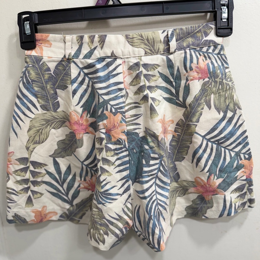 🧡 5 for $25! Balu High-Waist Tropical Pleated Shorts in Cream Floral - Picture 2 of 6